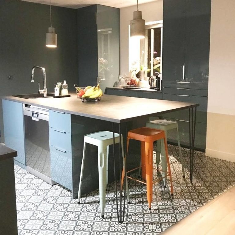 Zone de cuisson avec hotte et zone de lavage