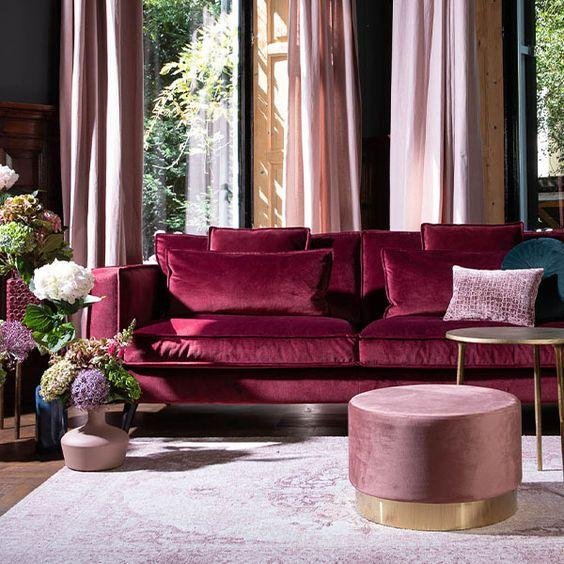 Du rose clair avec la couleur bordeaux