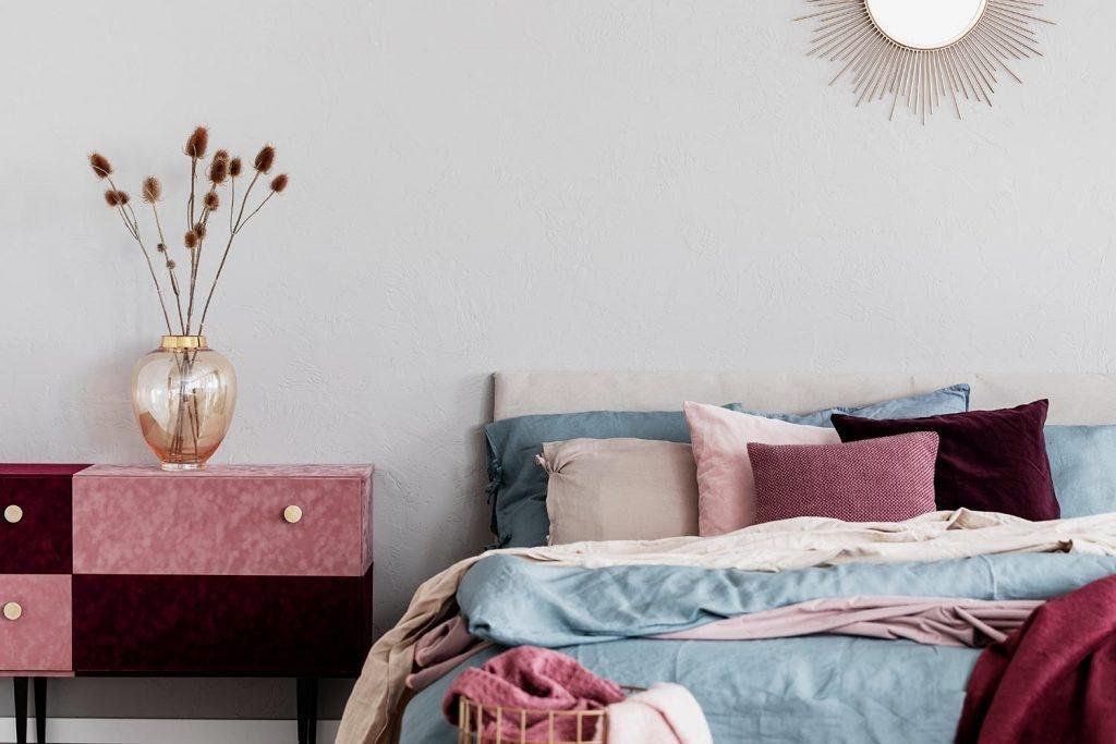 Le bleu se marie bien avec la couleur bordeaux