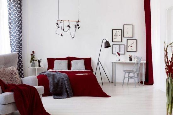 Un beau blanc avec un bordeaux foncé