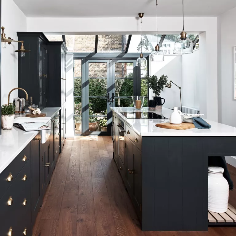 Choisissez le noir pour une extension de cuisine noire lumineuse