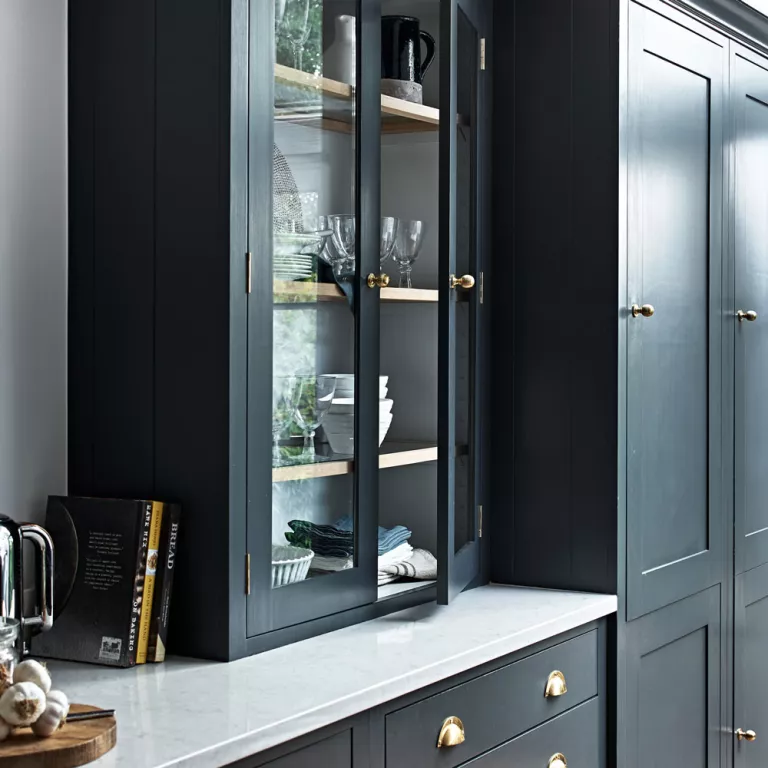Empilez couleur sur couleur dans votre cuisine noire