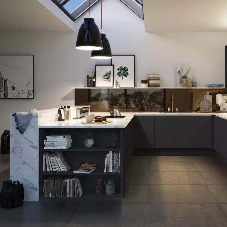 Encadrez les armoires noires avec du marbre pour une finition monochrome