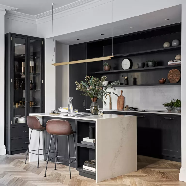 Entourez les meubles noirs de couleurs sophistiquées