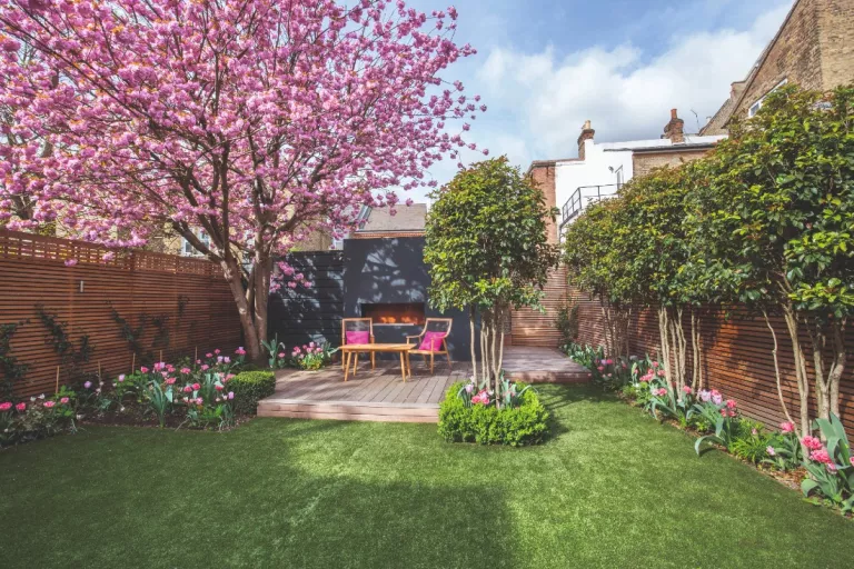 Juxtaposez une clôture de jardin neutre avec un éclat de couleur