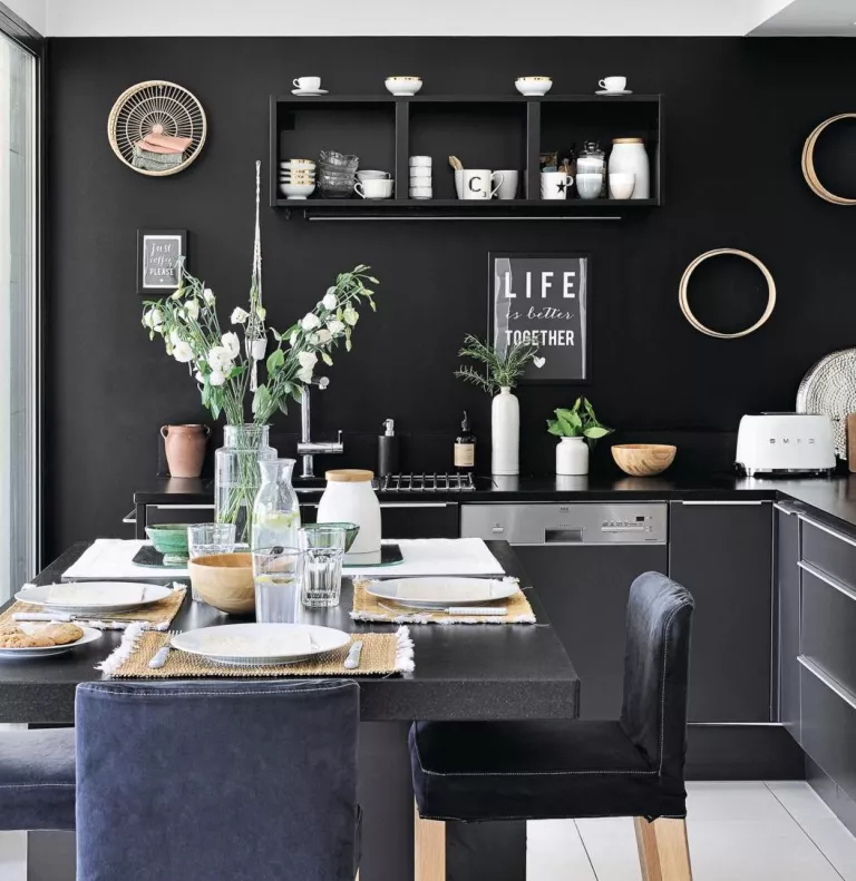 Le blanc dans une cuisine noire