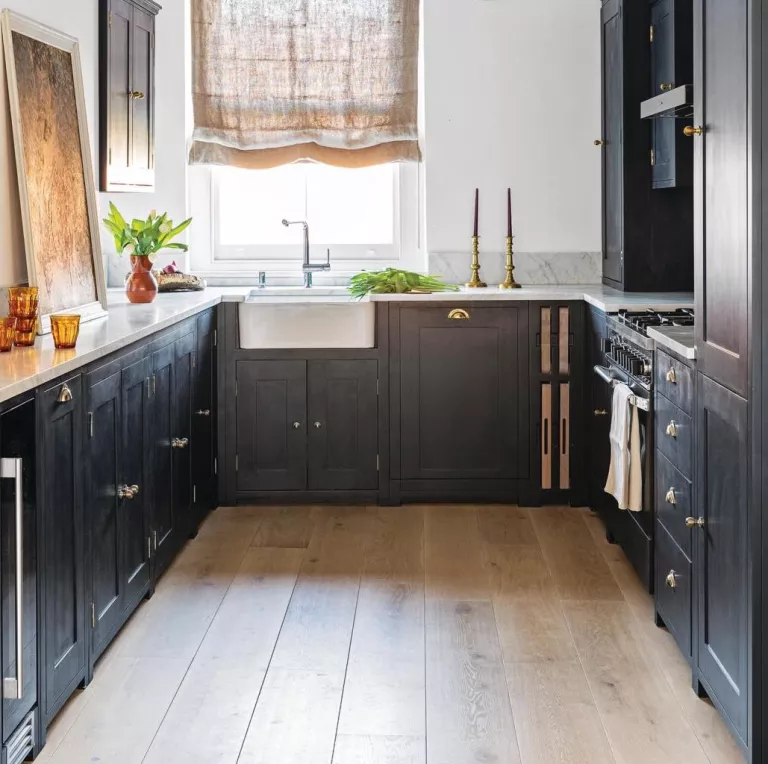 Optez pour une ambiance rustique pour votre cuisine noire