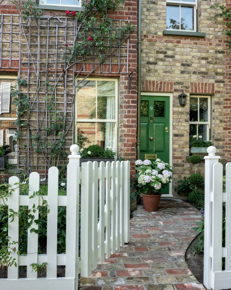 Une petite barrière de jardin simple