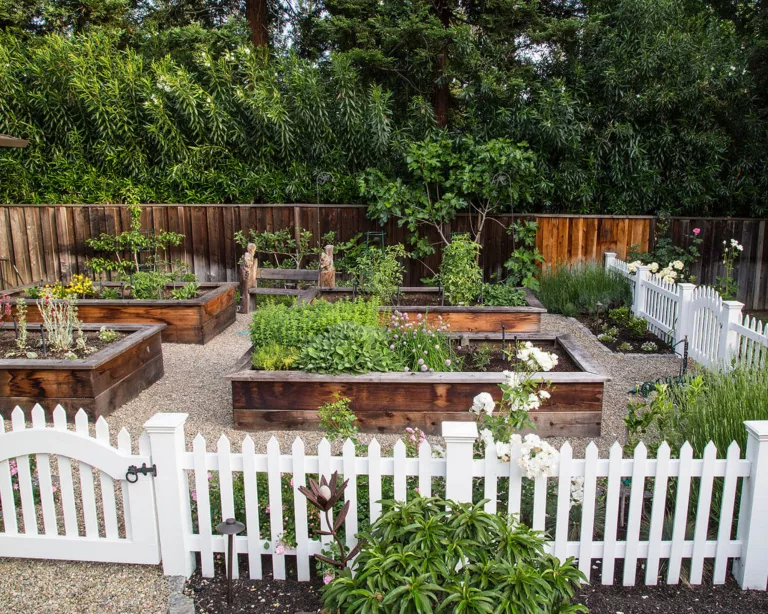 Une petite clôture de jardin décorative