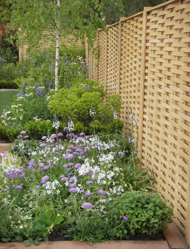 Une petite clôture de jardin tissée mais rigide