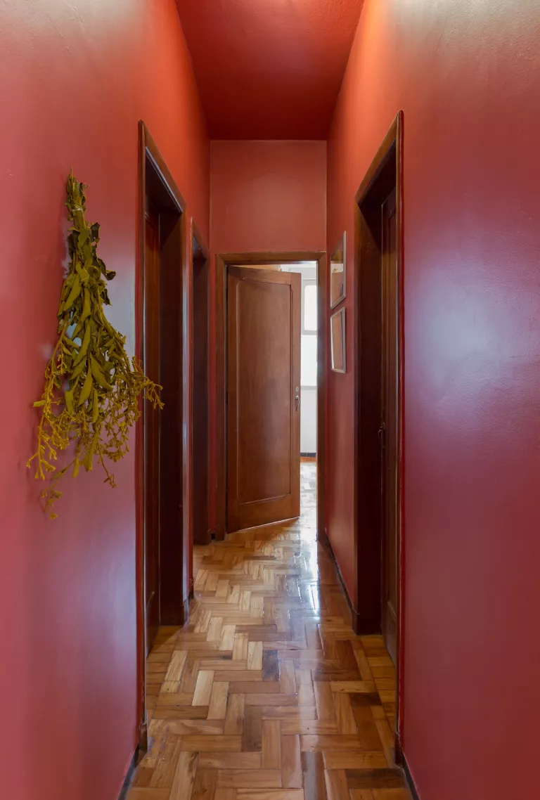 Peindre un couloir en noir, rouge ou brun Peindre un couloir en noir, rouge ou brun