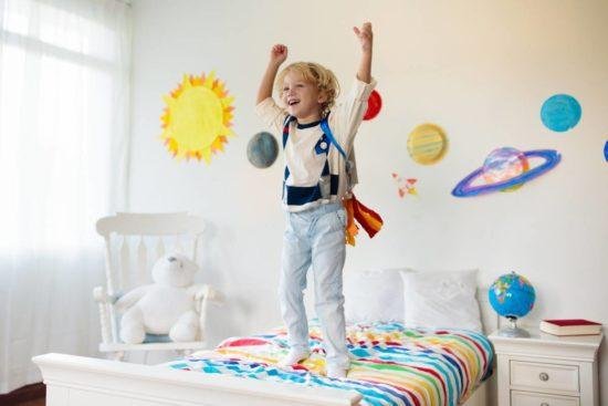 5 thèmes pour décorer la chambre de votre fils