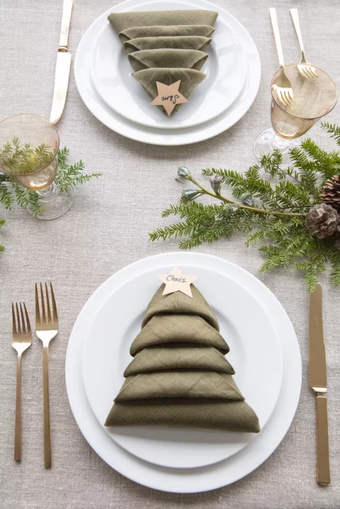 Décoration de table en serviettes de table en forme de sapin de Noël Décoration de table en serviettes de table en forme de sapin de Noël