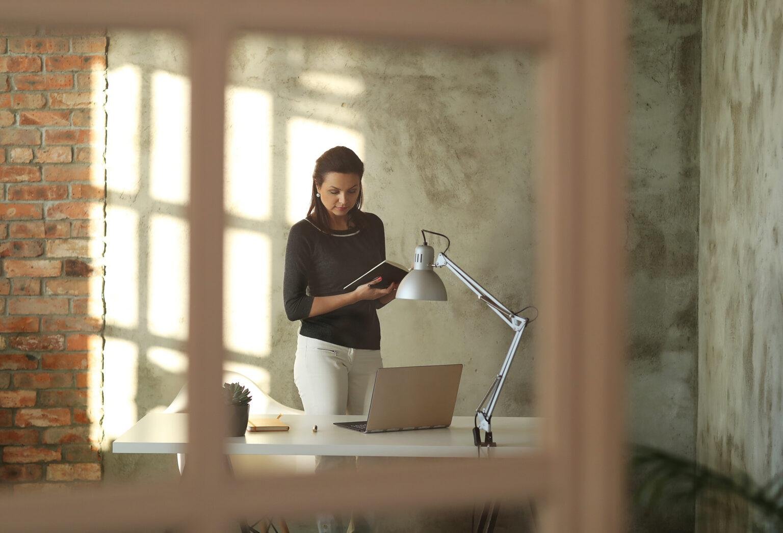 Comment choisir la bonne lampe de bureau pour illuminer votre espace de travail