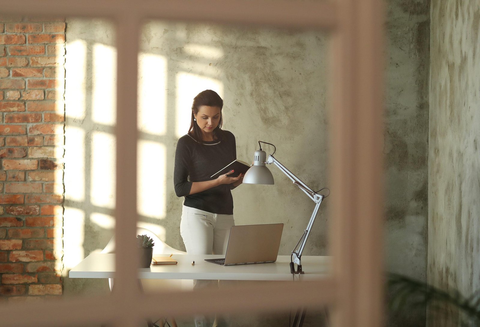 Comment choisir la bonne lampe de bureau pour illuminer votre espace de travail