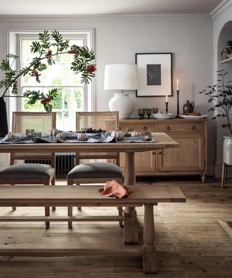 Tenez compte de la hauteur du plafond pour choisir votre taille de table à manger