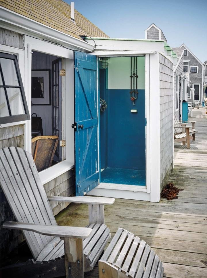 La douche attenante à la cabane de pêcheur une nouvelle couche de peinture bleue La douche attenante à la cabane de pêcheur une nouvelle couche de peinture bleue
