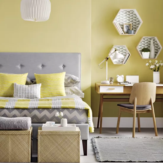 Chambre moderne avec peinture en fond jaune pale Chambre moderne avec peinture en fond jaune pale
