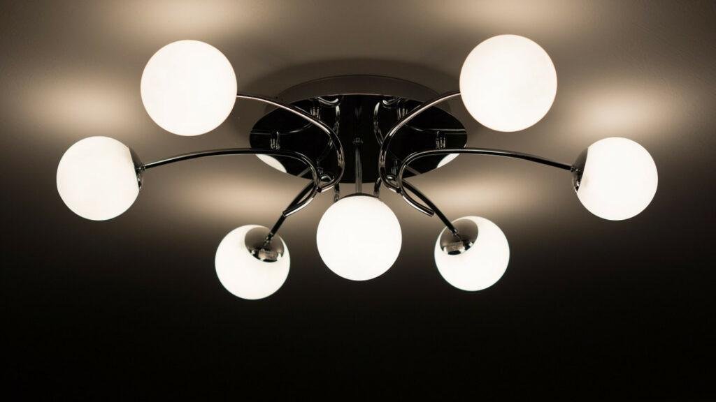 Quelle est la hauteur idéale pour une suspension de luminaire au-dessus d’une table à manger
