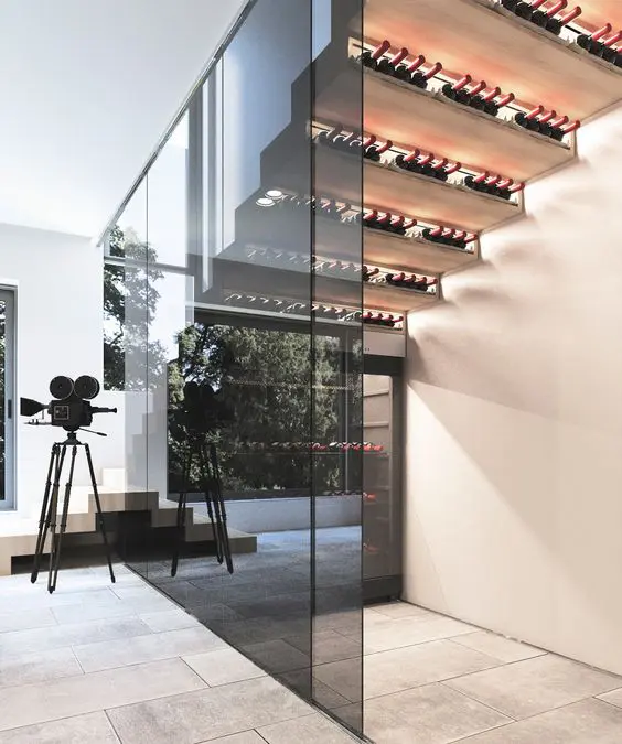 Style moderne avec une cave à vin sous escalier design