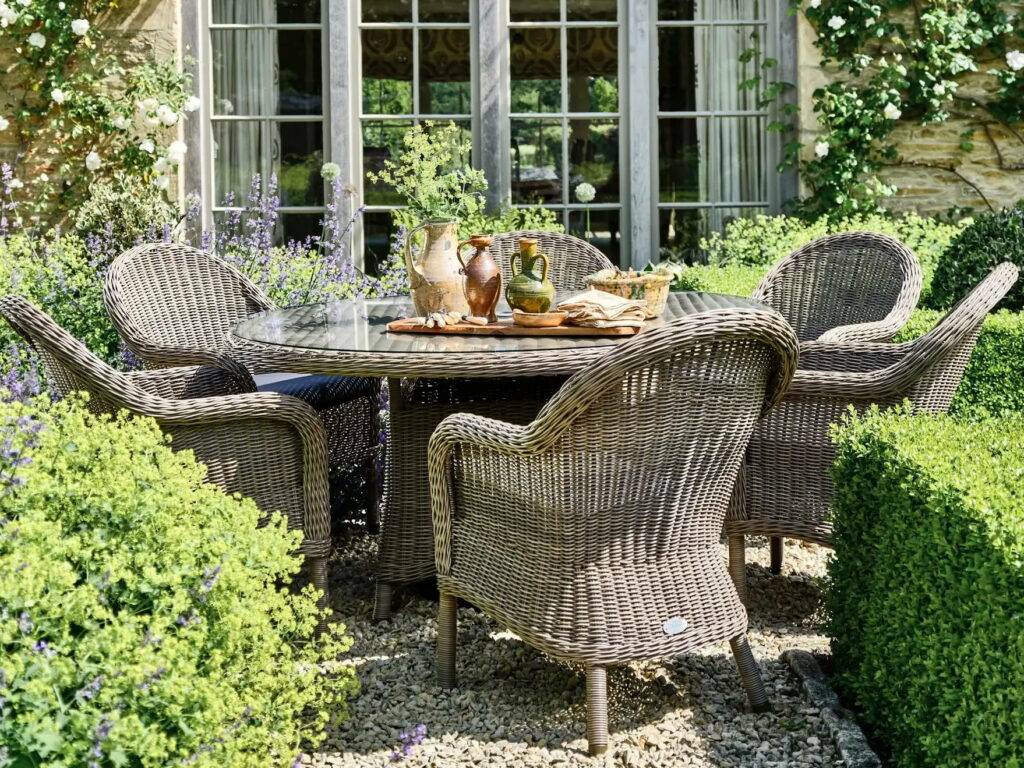 Protéger son mobilier de jardin en osier