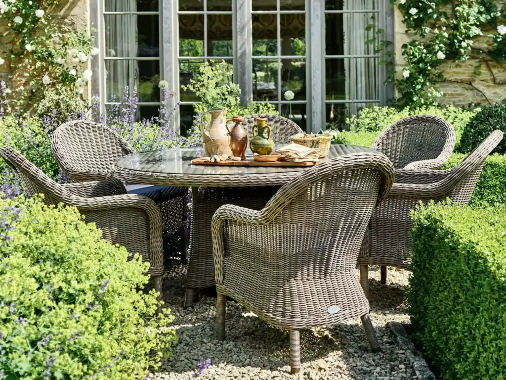 Protéger son mobilier de jardin en osier