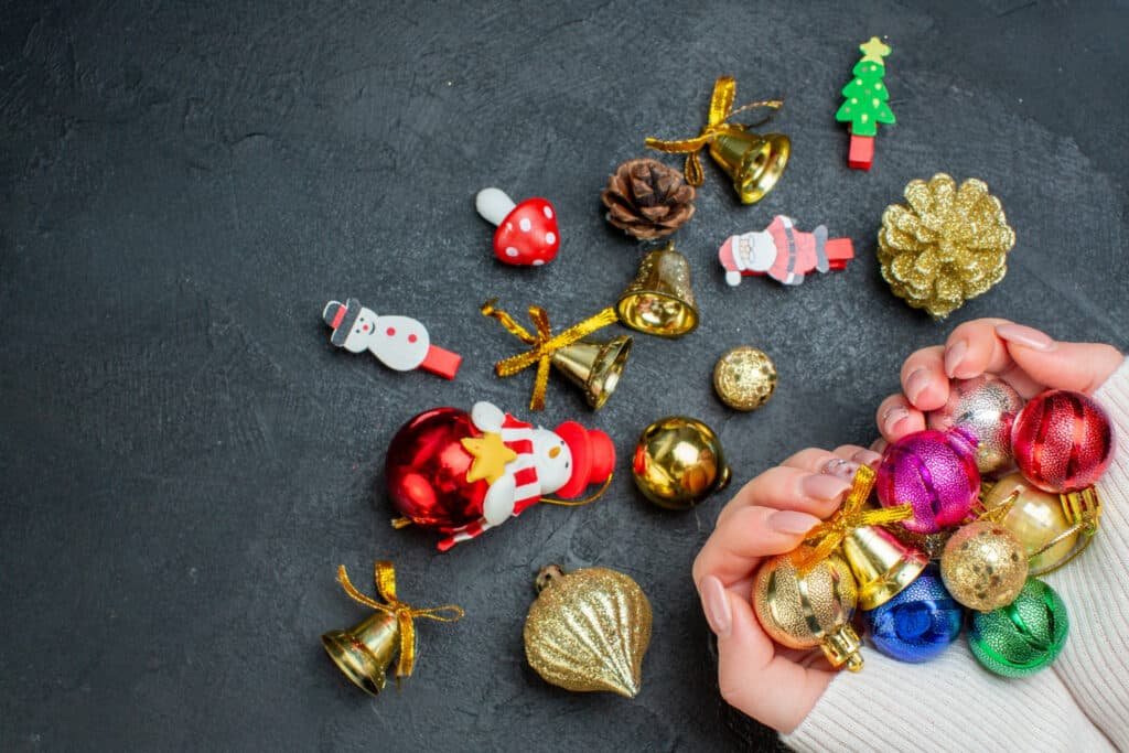 boules en verre soufflé très colorées, les formes figuratives un peu naïves (champignons, petits personnages