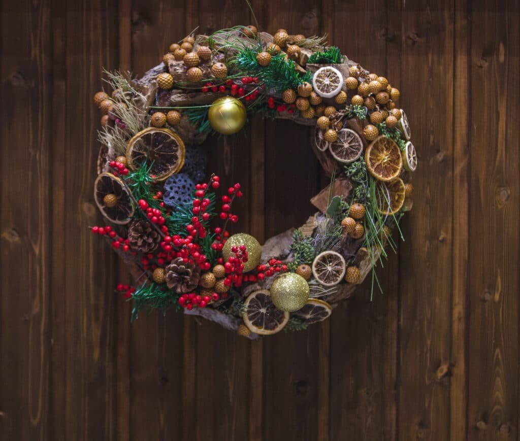 couronne de noel papier mâché recyclé, d'ornements en bois tourné, de guirlandes de fruits séchés