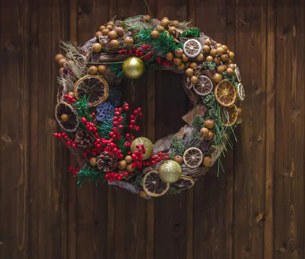 couronne de noel papier mâché recyclé, d'ornements en bois tourné, de guirlandes de fruits séchés