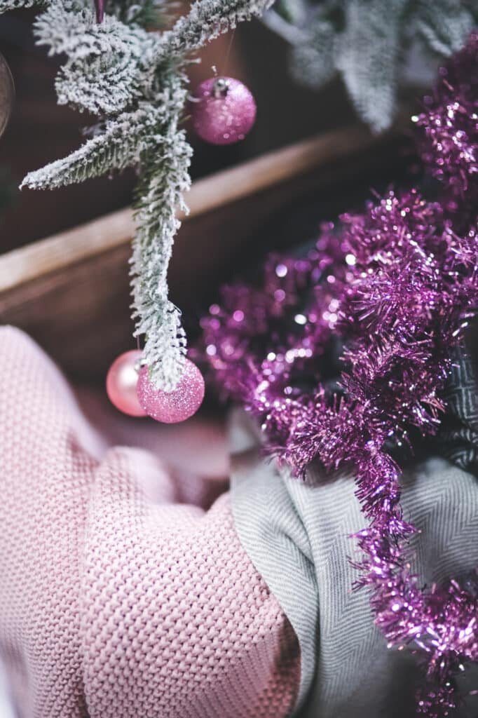 tendance deco noel 2025 Mystic Plum violet profond, prune, magenta