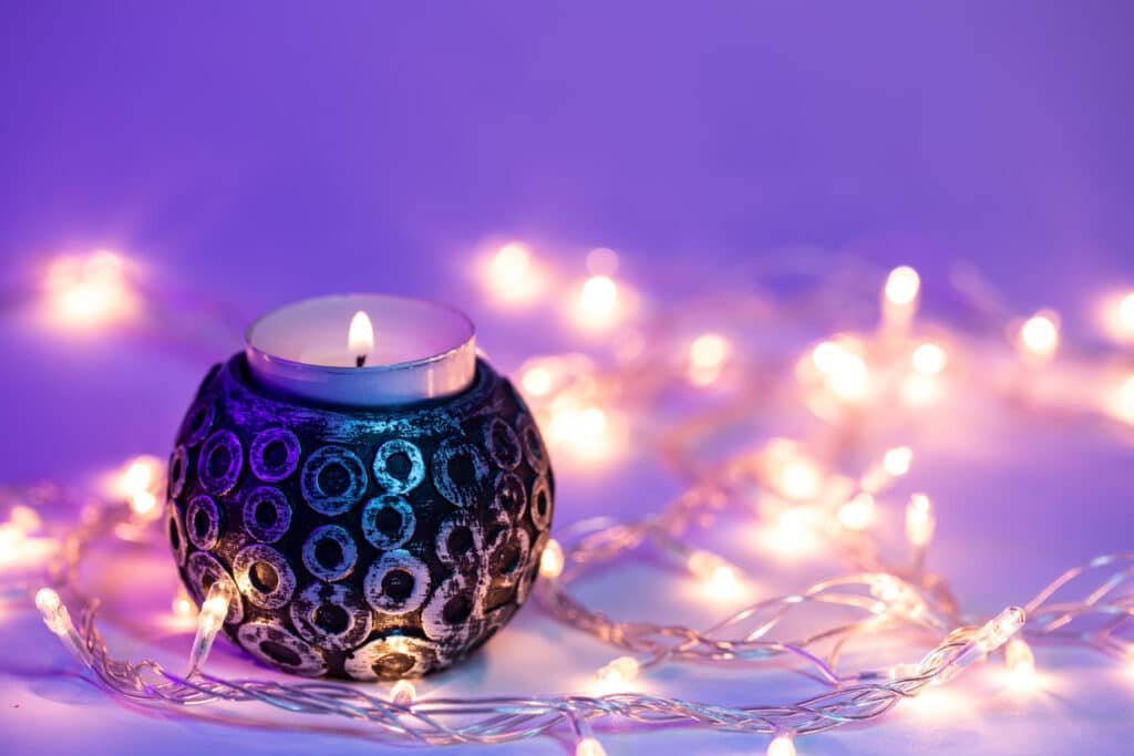 tendance décoration noël 2025 2026 Mystic Plum violet profond, prune, magenta
