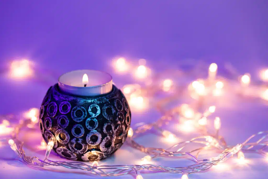 tendance décoration noël 2025 2026 Mystic Plum violet profond, prune, magenta