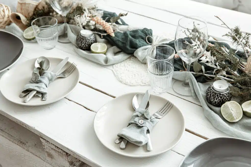 Table de noel complète vert sauge avec lin et eucalyptus Table de noel complète vert sauge avec lin et eucalyptus