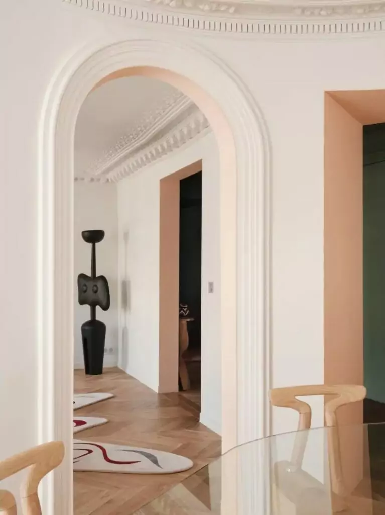 Une déco avec courbes et charme contemporain pour cet appart parisien de luxe