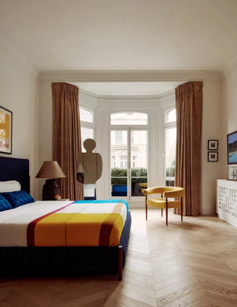 Benni Frowein mixe couleurs chaudes et froides dans cette chambre Benni Frowein mixe couleurs chaudes et froides dans cette chambre
