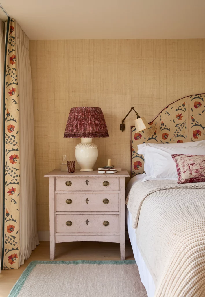 Chambre moderne et chaleureuse pour cette maison côtière signée Isabella Worsley Chambre moderne et chaleureuse pour cette maison côtière signée Isabella Worsley