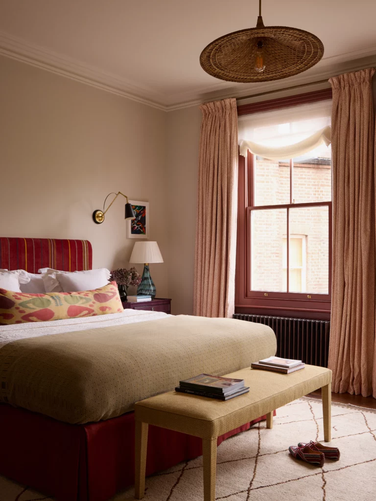 Idée peinture le taupe associé à des couleurs plus fortes dans cette chambre Idée peinture le taupe associé à des couleurs plus fortes dans cette chambre