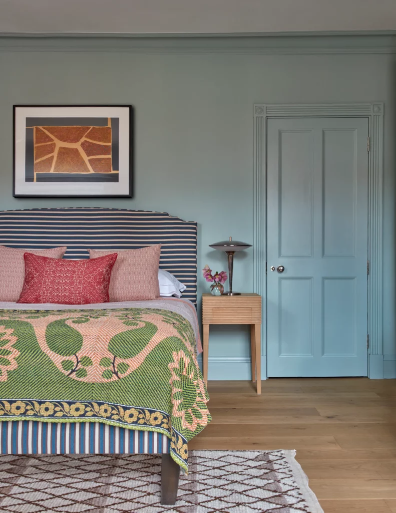 Kate Guinness mise sur la boiserie pour une chambre moderne et chaleureuse Kate Guinness mise sur la boiserie pour une chambre moderne et chaleureuse