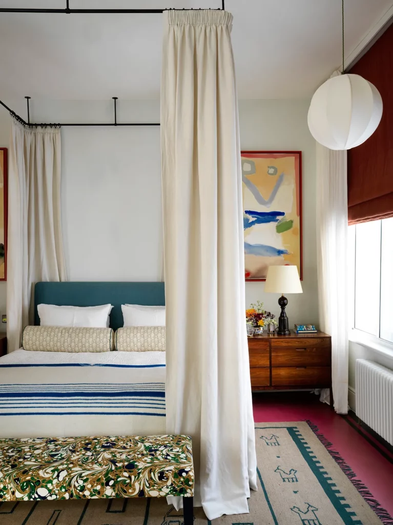 Le plein de couleurs pour cette chambre parentale Le plein de couleurs pour cette chambre parentale