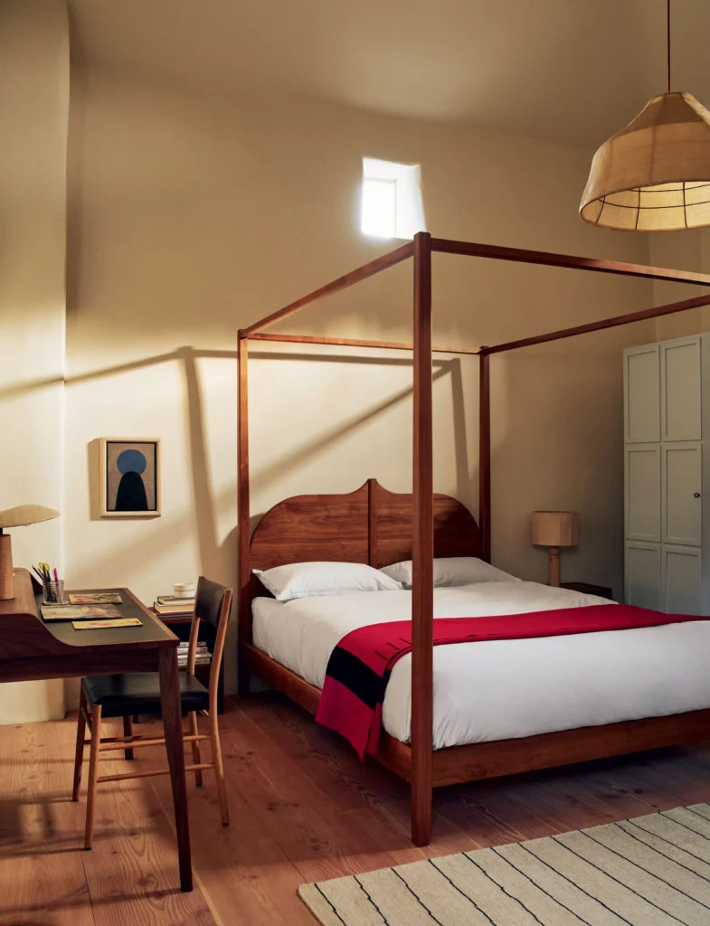 Une chambre principale très stylée avec ce lit à baldaquin Une chambre principale très stylée avec ce lit à baldaquin
