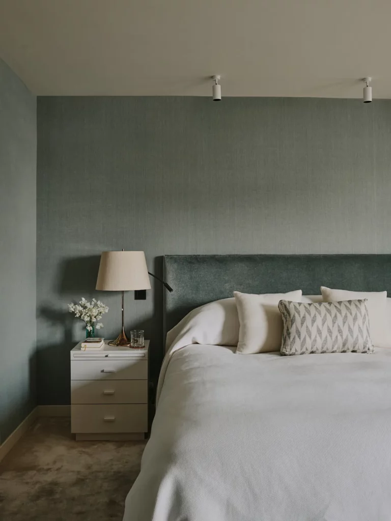 Une couleur de chambre tendance pour cet appartement londonien Une couleur de chambre tendance pour cet appartement londonien