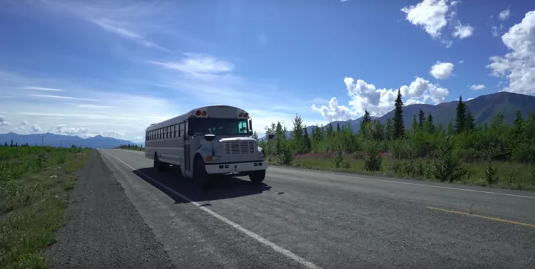 bus tiny house loft nomade des artistes globe-trotteurs