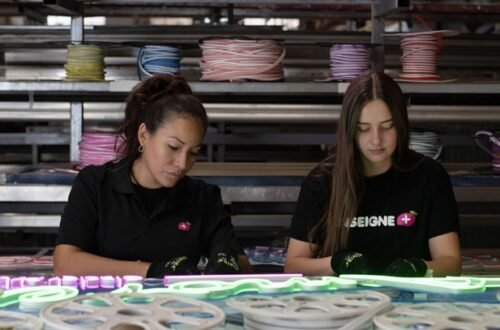 Le néon personnalisé, entre tendance déco et solution visuelle pour tous les espaces