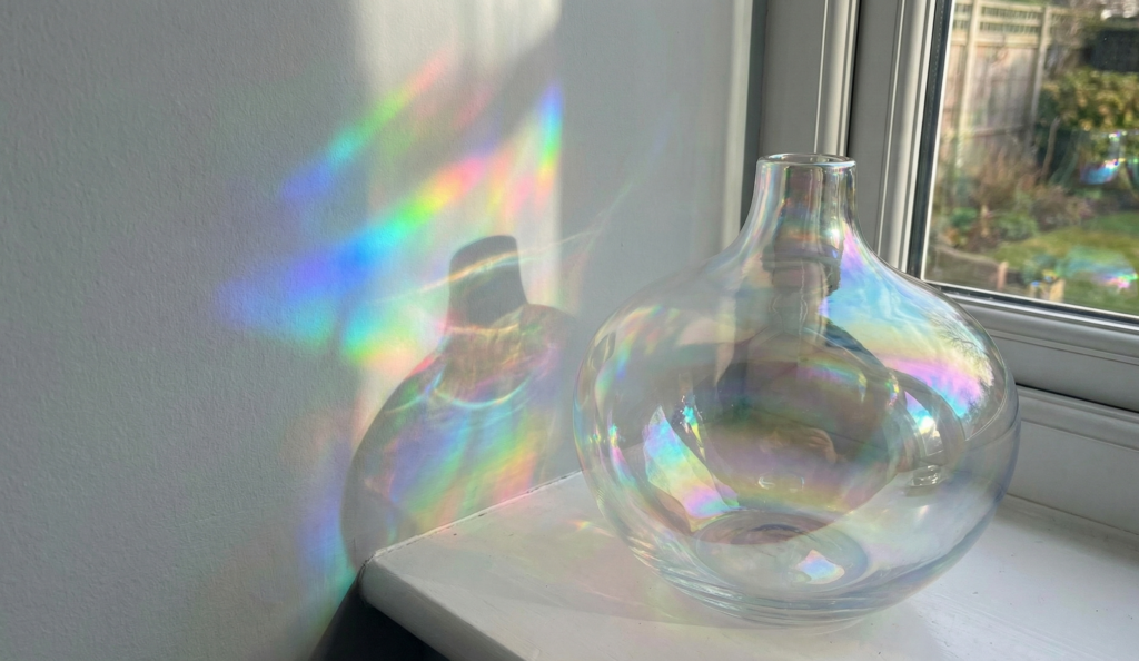 finitions iridescentes et holographiques qui captent la lumière finitions iridescentes et holographiques qui captent la lumière