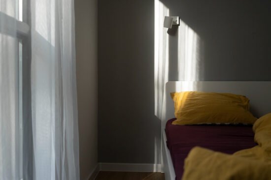 Pourquoi les rideaux occultants sont essentiels pour garantir l’intimité d’une chambre