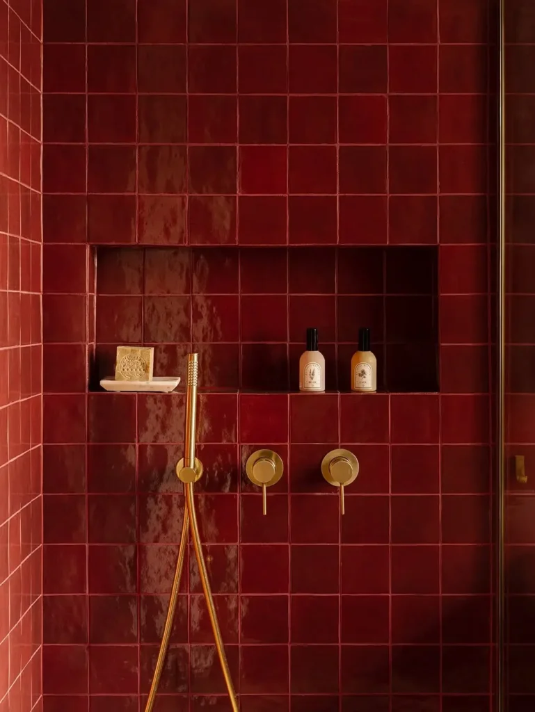 salle de bain carrelage rouge