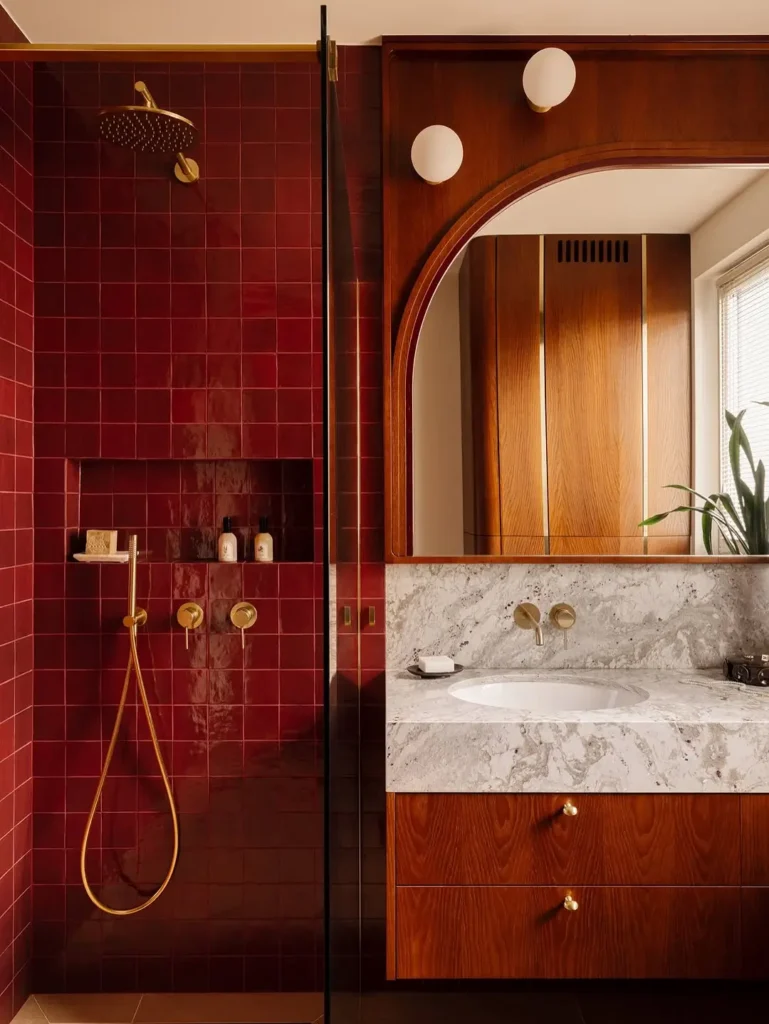salle de bain design carrelage rouge