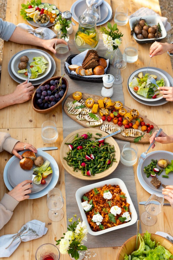 table de repas festive avec de la belle vaisselle table de repas festive avec de la belle vaisselle